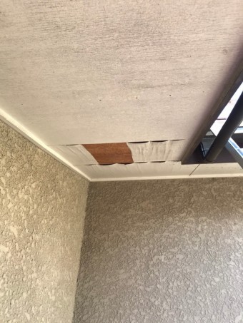 劣化して剥がれた軒天の写真