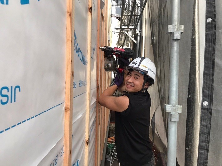胴縁の施工中