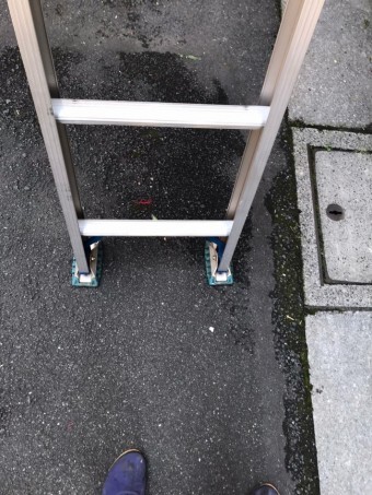 梯子を上る所