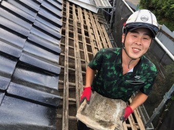 瓦を運ぶ職人