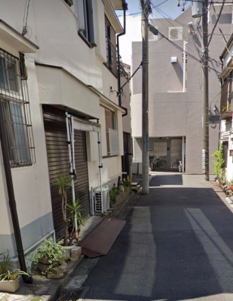 狭い路地絵の工事