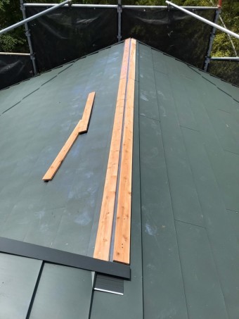 金属屋根の棟板金下地施工