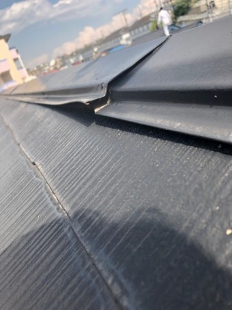 台風の突風によって浮き上がった棟板金