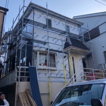 外壁サイデイングカバー工法の施工中 引きの写真