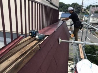 笠木板金の解体作業中