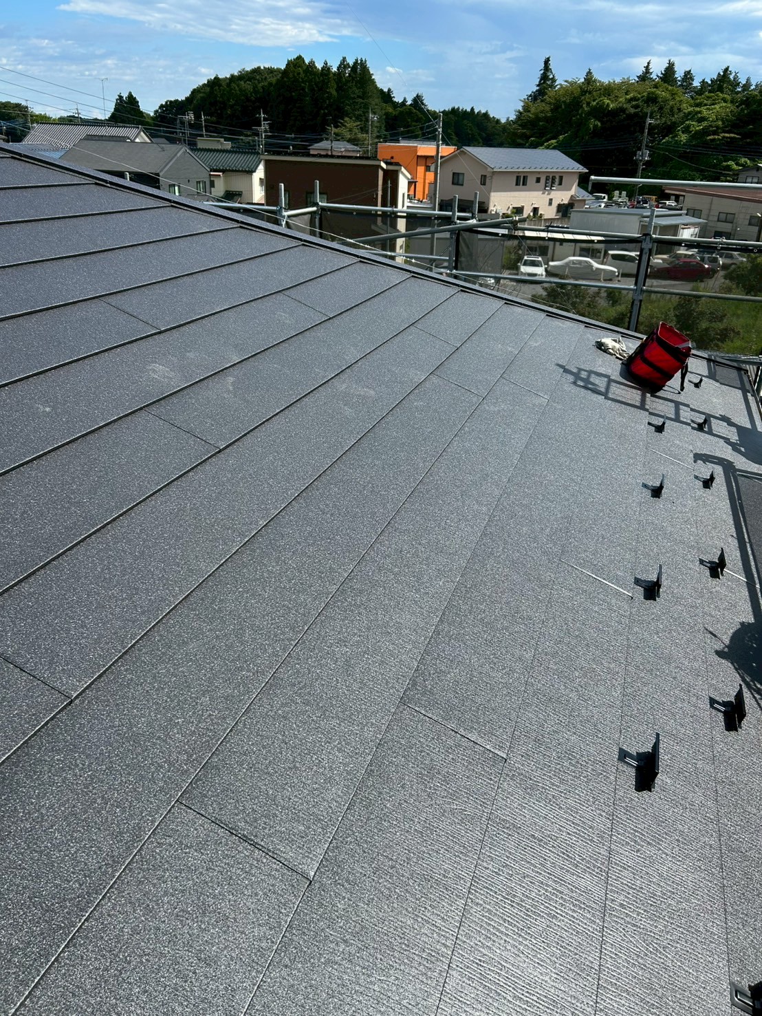 和光市での屋根カバー工事に密着。見た目も性能も満点！太陽光パネルつきの屋根をカバー工事しました♪