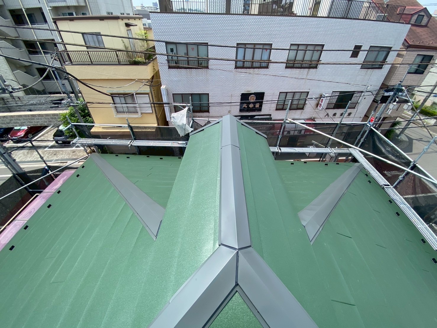さいたま市にて経年劣化したスレート屋根をスーパーガルテクトでカバー工事!台風・雨対策にも安心の施工内容