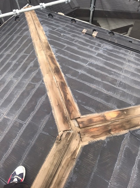 横暖ルーフαｓ　バズルーフ　カツキ板金　寄棟　屋根葺き替え　カバー工法