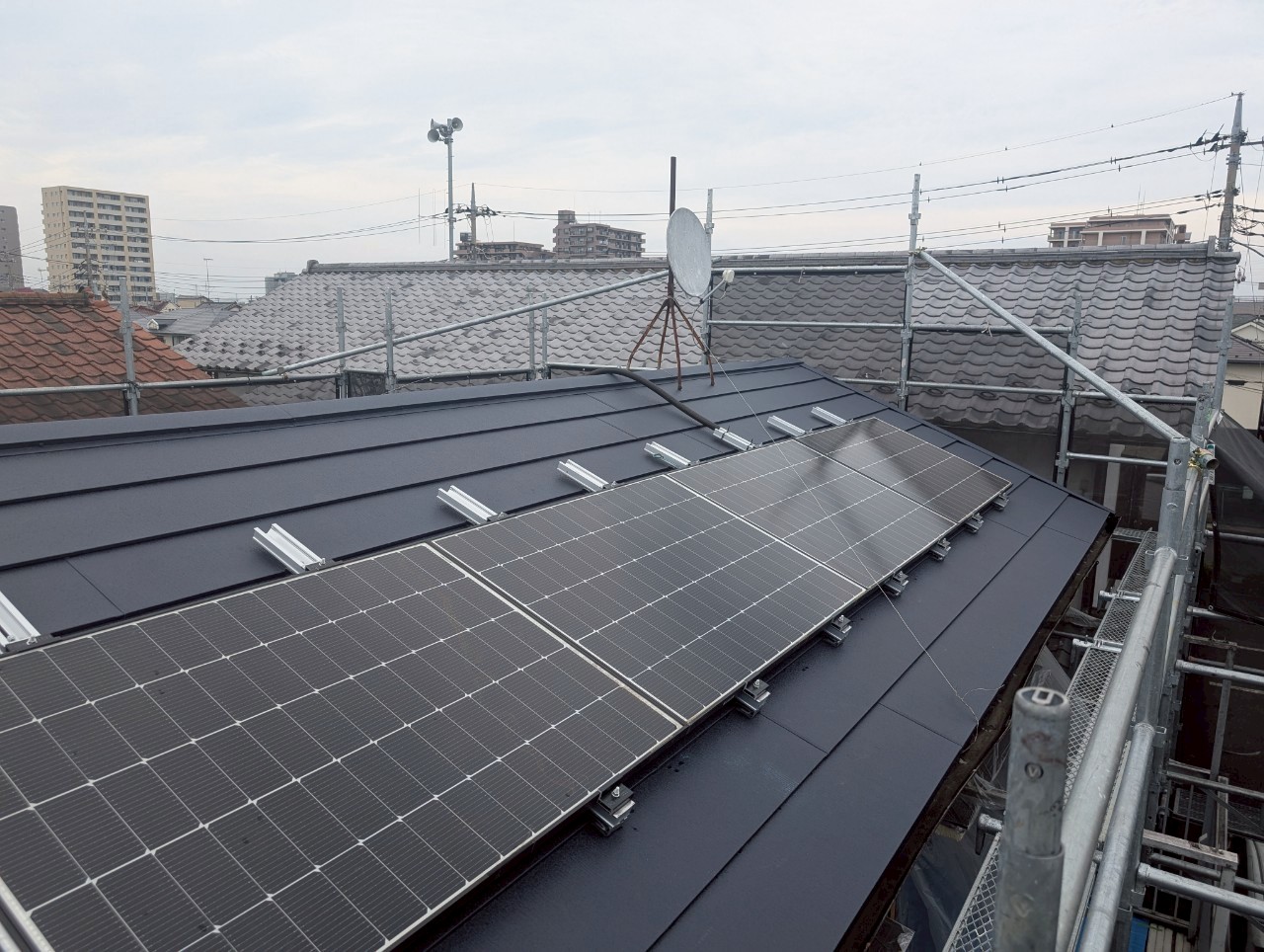 【浦和区 屋根葺き替え工事】瓦屋根からスーパーガルテクトへ!太陽光パネルも再設置♫