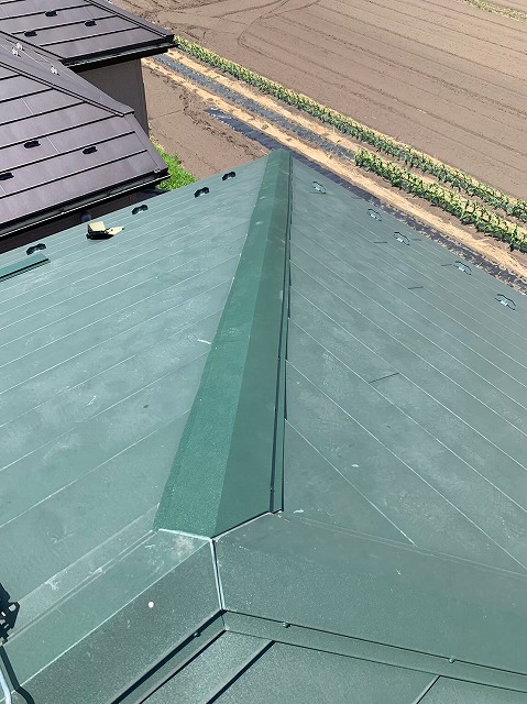 横暖ルーフαｓ　バズルーフ　カツキ板金　寄棟　屋根葺き替え　カバー工法
