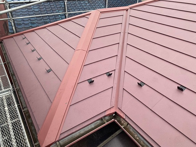 さいたま市浦和区にて赤い屋根をカバーしました🏠スーパーガルテクトを使用し、既存と変わらず赤系の色にしましたよ★