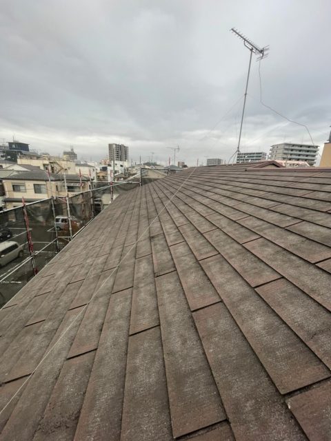 川口市にて経年劣化で色褪せたスレート屋根にガルバリウム鋼板の横暖ルーフ金属屋根をカバー工法！