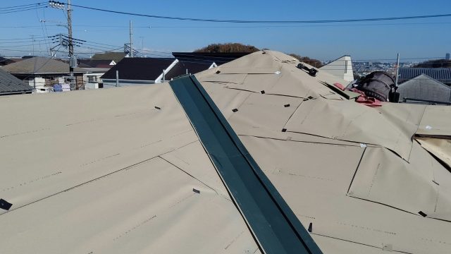 川口市にて塗膜が剥がれたスレート屋根にガルバリウム鋼板の横暖ルーフ金属屋根でカバー工法！
