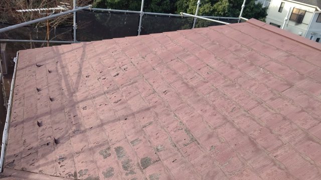 川口市にて老朽化しコケやカビが発生しているスレート屋根を現地調査！