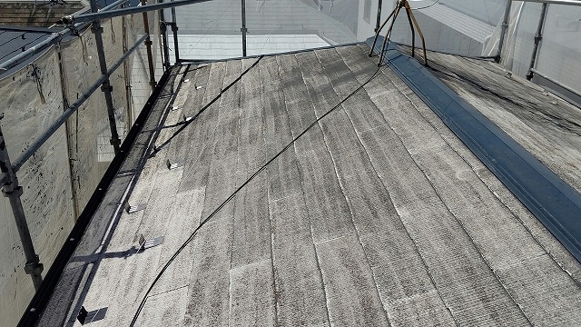 川口市の色褪せの激しい屋根をカバー工法で綺麗にしました！！