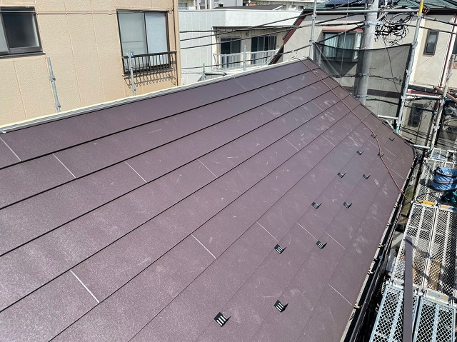 こんにちは！ 街の屋根やさん埼玉川口店です。  今回はスレート屋根からニチハの横暖ルーフαｓを使用した 屋根カバー工事を行いました。  ニチハ：横暖ルーフの説明はこちらをクリック！！  横暖ルーフは様々な色が用意されております。 ブラック・ブラウン・グリーン・ブルー・ギングロなど・・・  今回は　　　　を使用いたしました！！