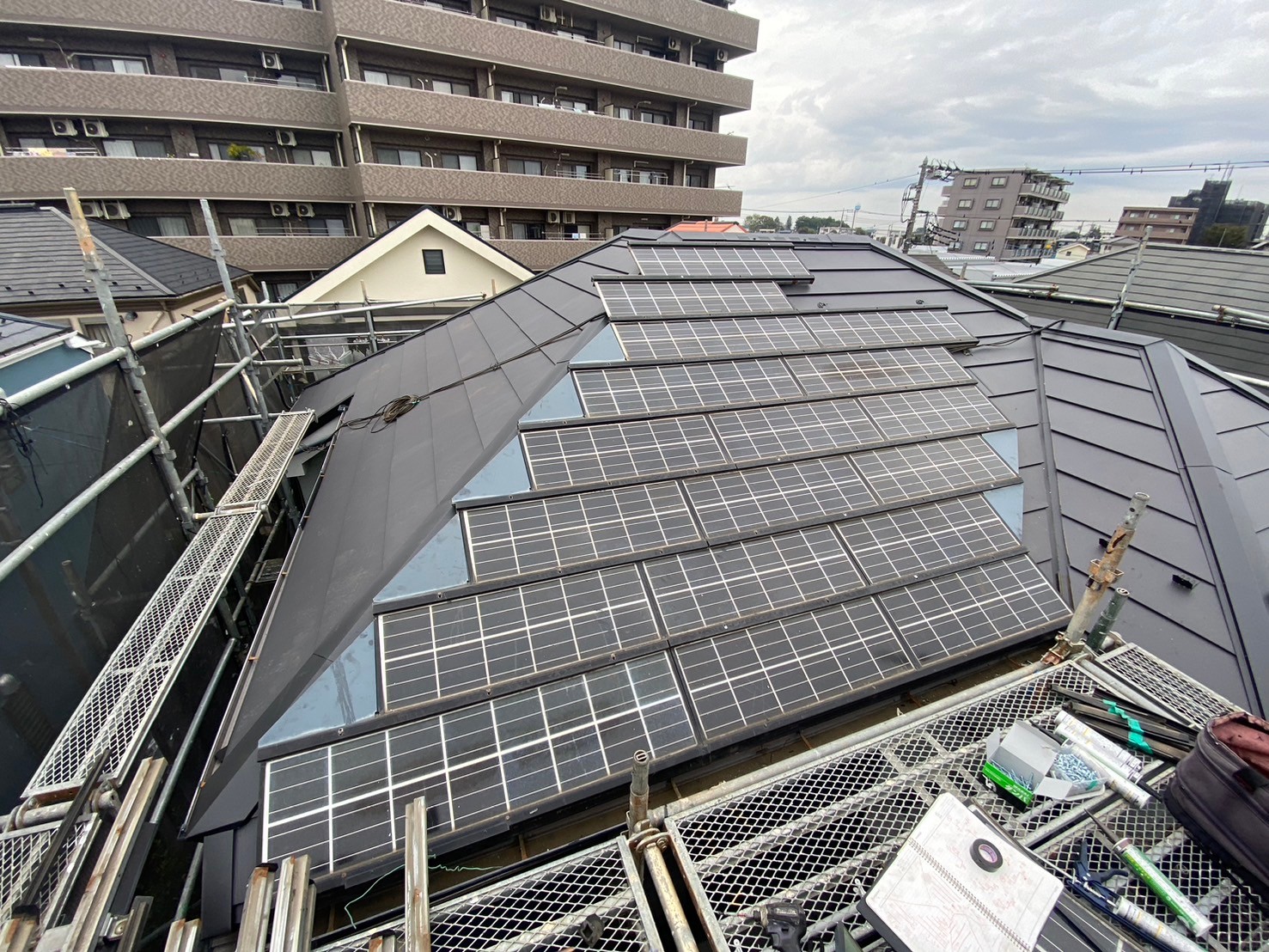 太陽光パネルが付いているお家もカバー工事可能🏠◎