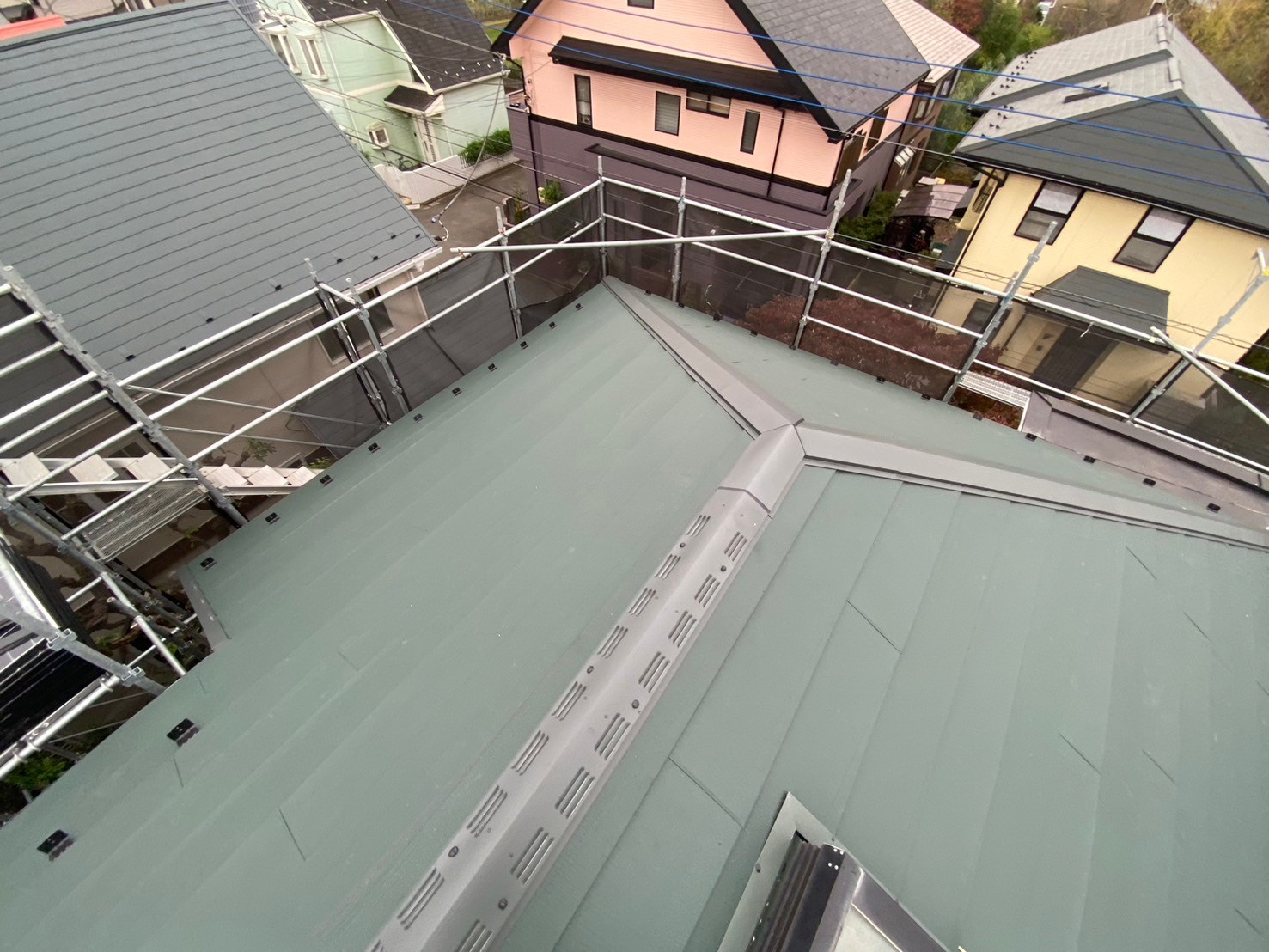 屋根の割れや欠けの放置は雨漏りの可能性大💦三郷市にてカバー工事♪