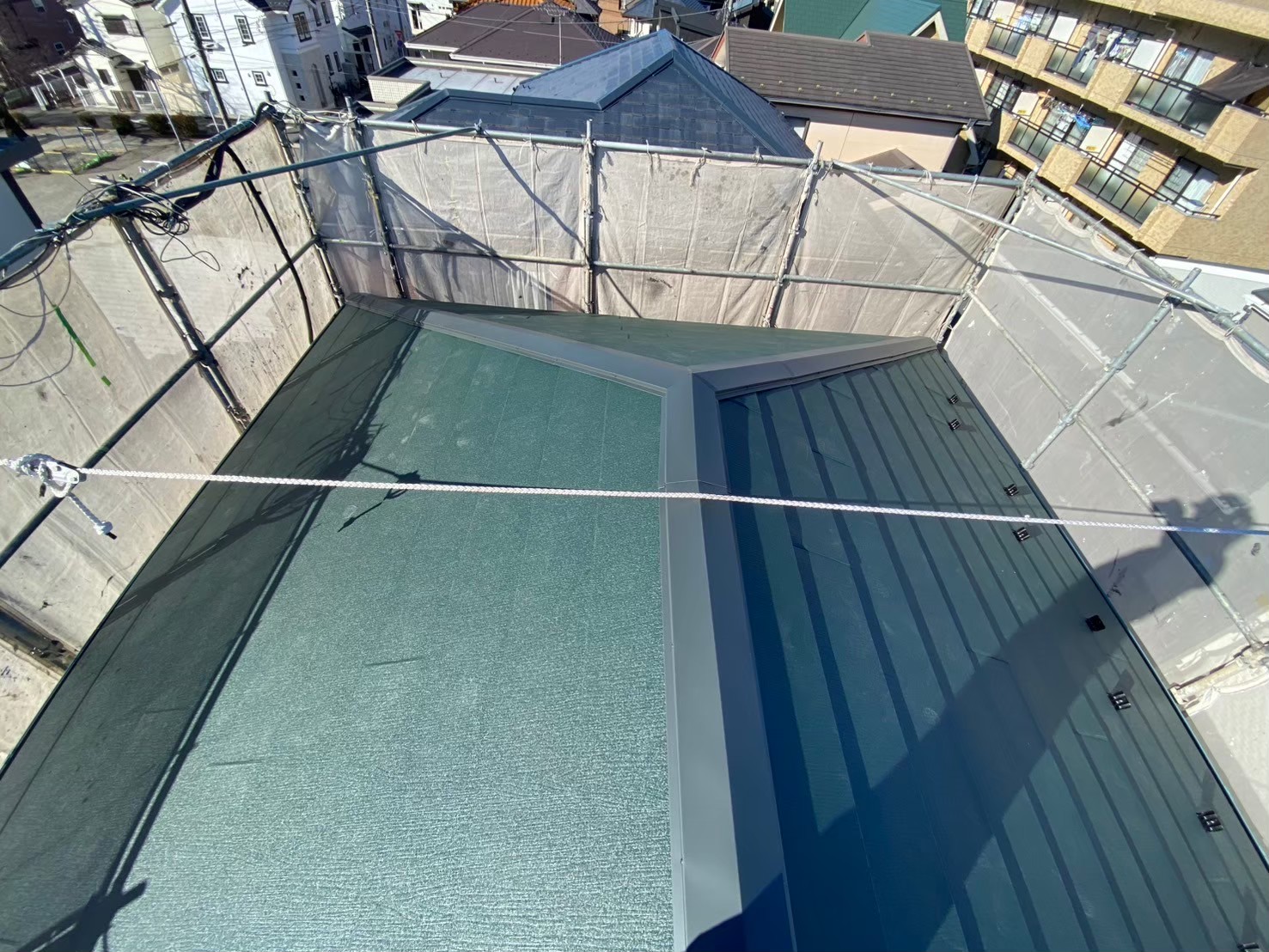 戸田市にてソーラーパネルが載った一軒家の屋根をカバー工事！