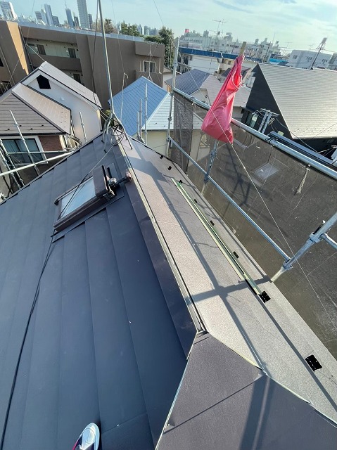 スレート屋根から横暖ルーフを使った屋根カバー工事を行いました！川口市屋根カバー工事　横暖ルーフαｓ　ニチハ　センタールーフ　スレートボロボロ　ガルバリウム鋼板　