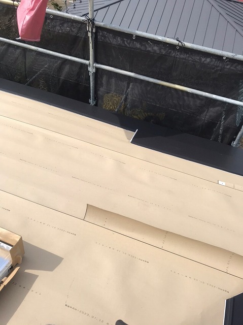スレート屋根から横暖ルーフを使った屋根カバー工事を行いました！川口市屋根カバー工事　横暖ルーフαｓ　ニチハ　センタールーフ　スレートボロボロ　ガルバリウム鋼板　