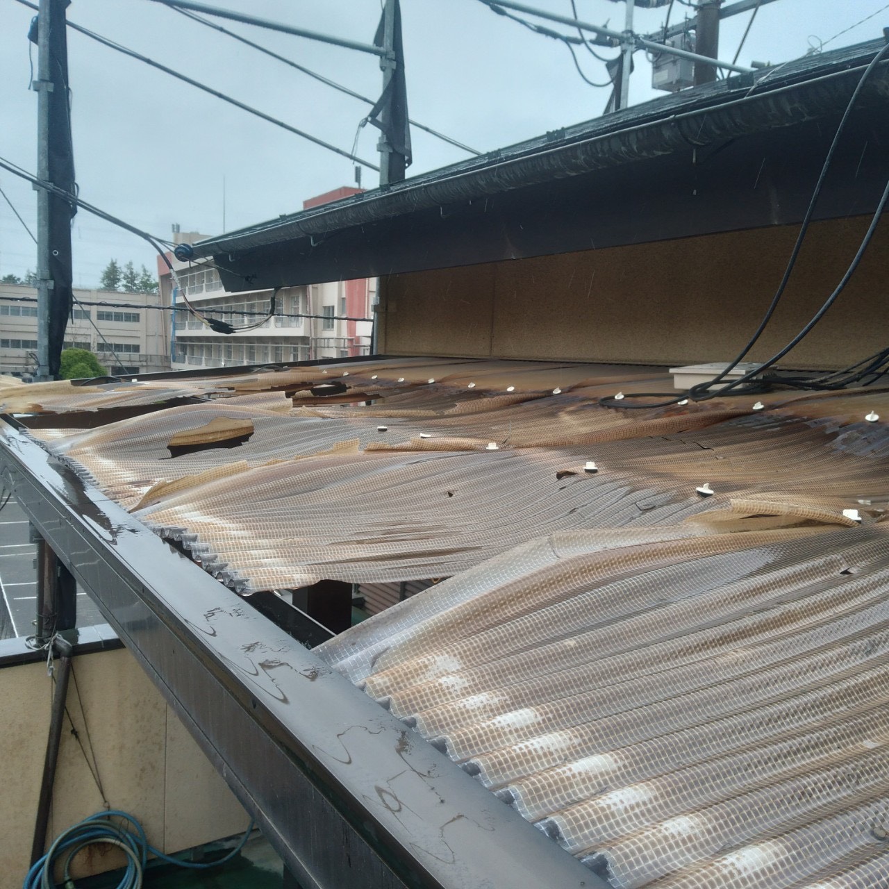 波板の大きな歪みと破損