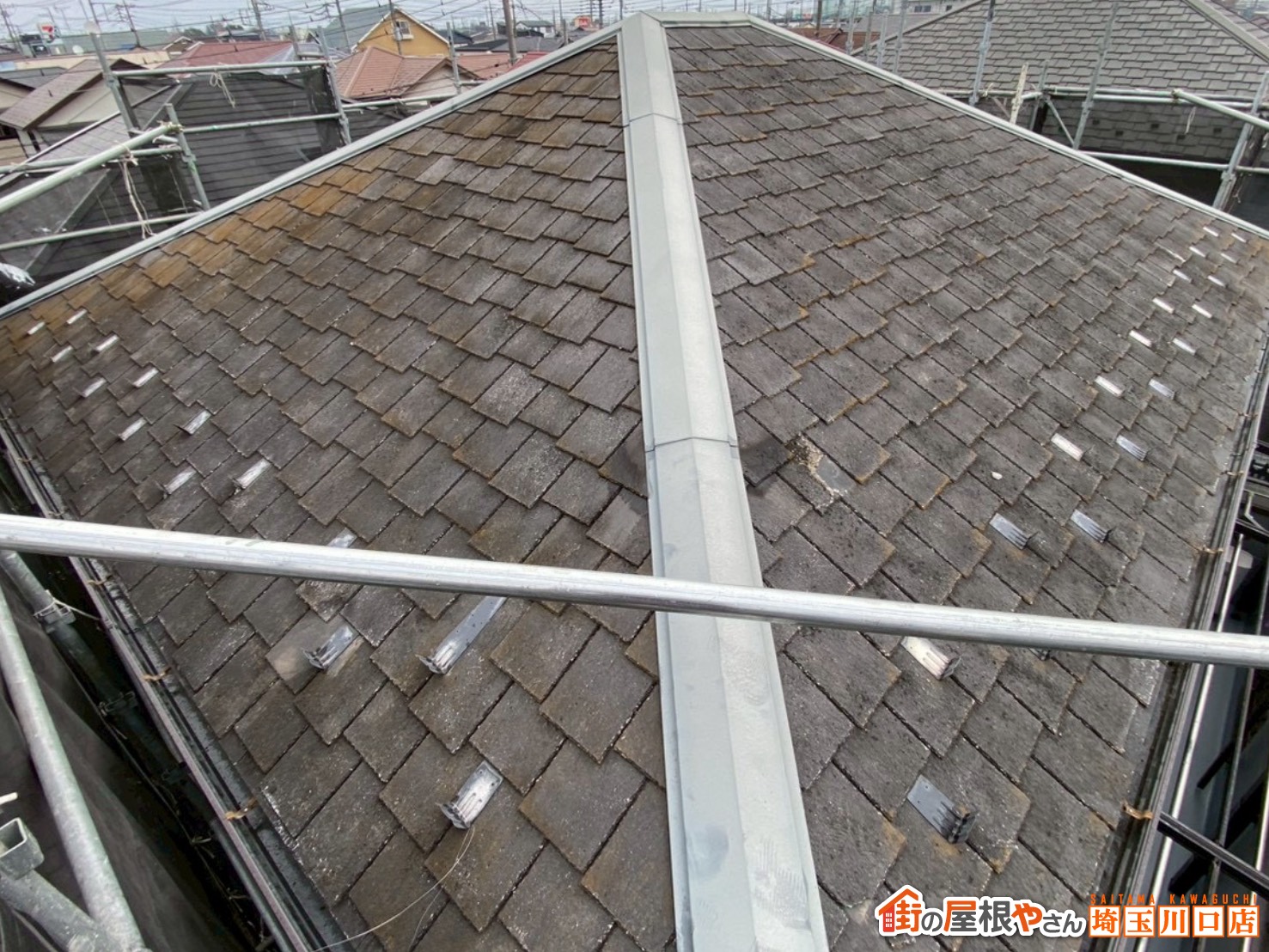 スレート屋根全体の汚れと色ムラを確認