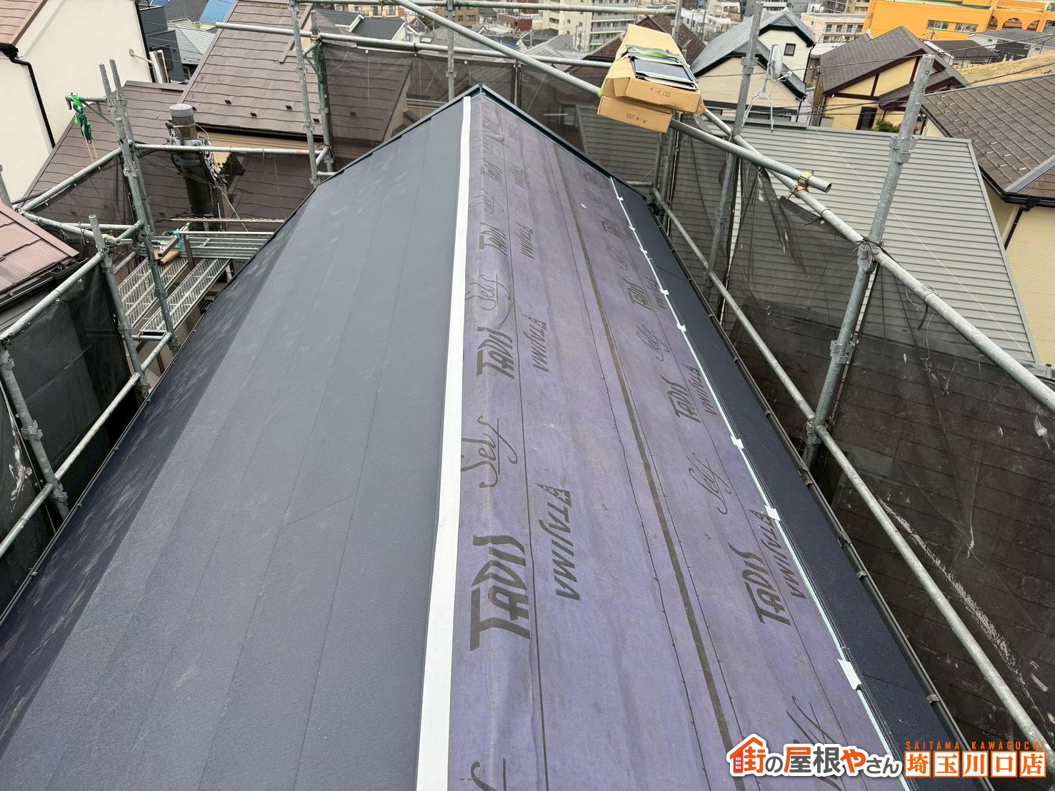 屋根材施工中