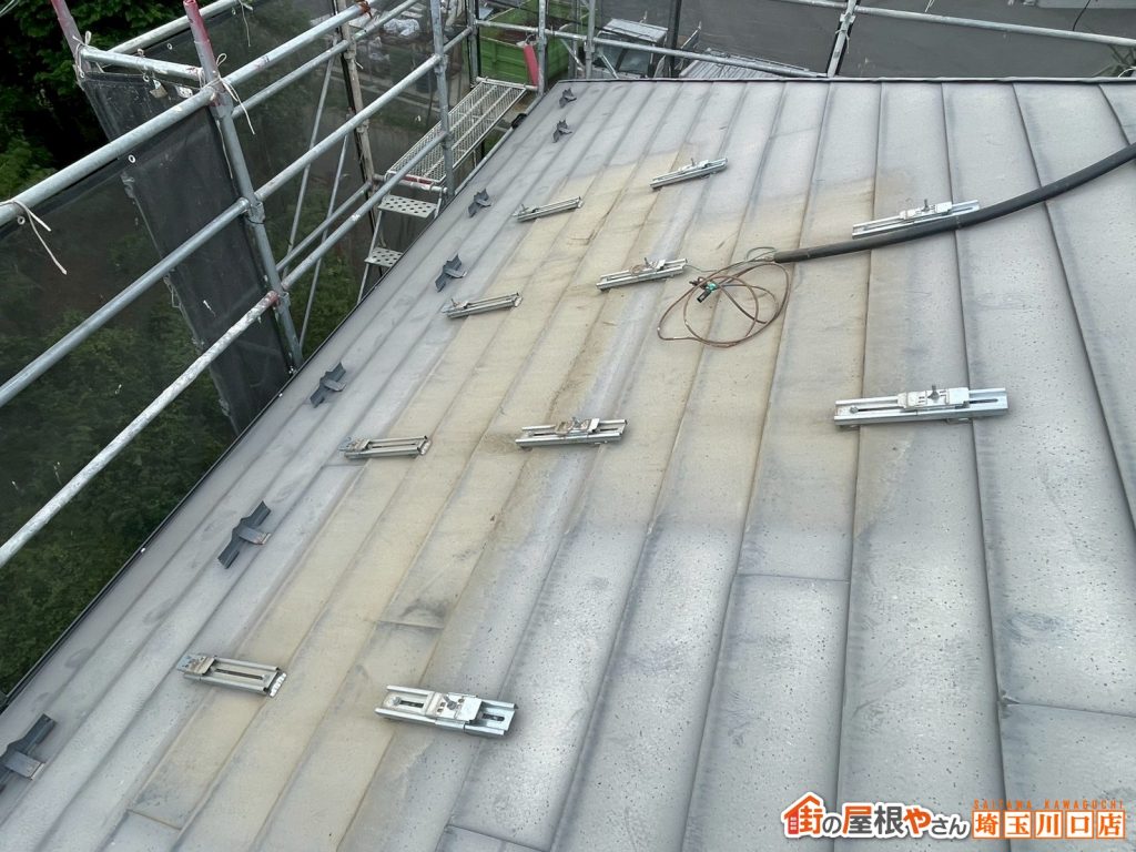 架台金具を残した屋根面