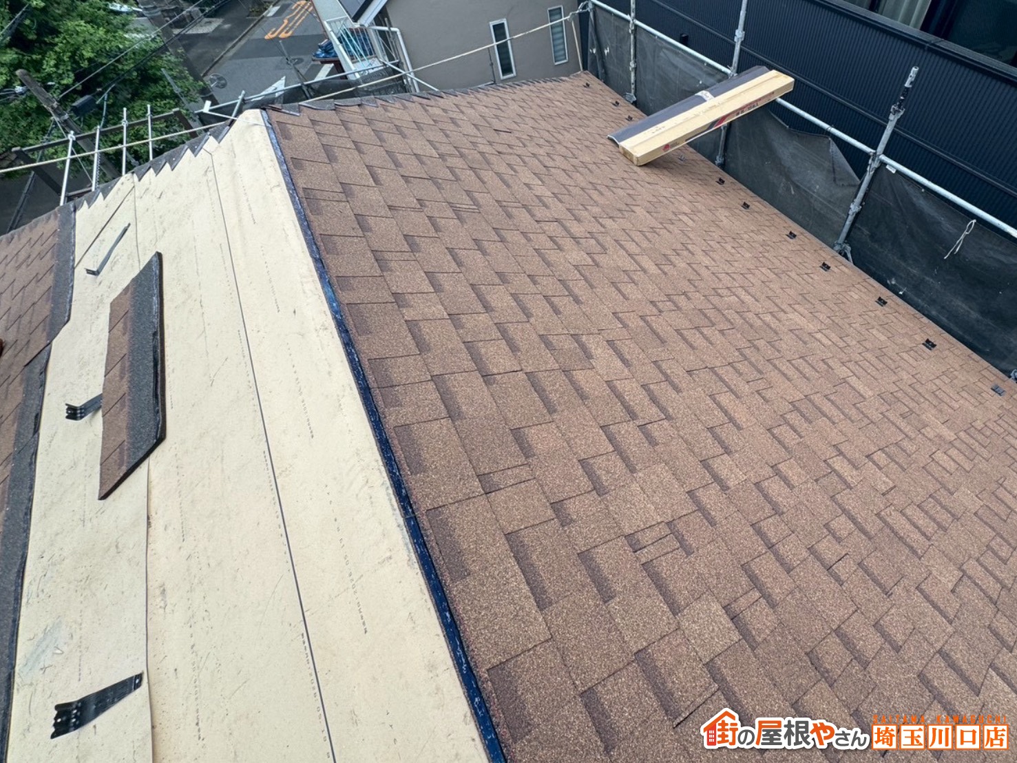 屋根材施工中