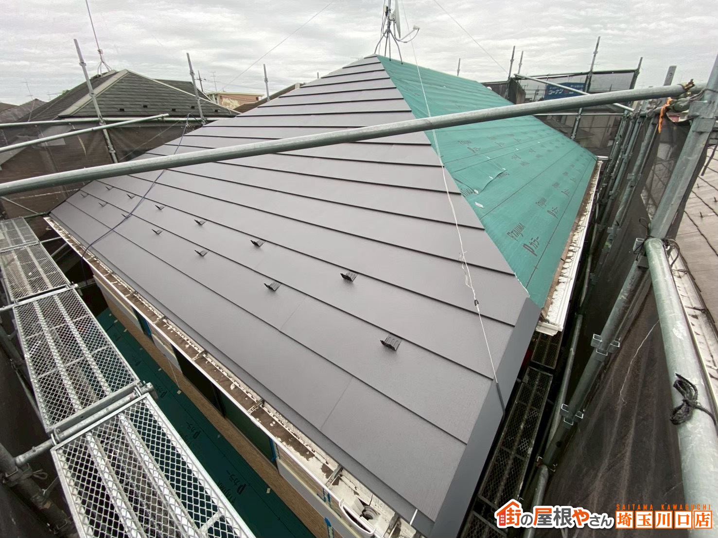 屋根材施工中
