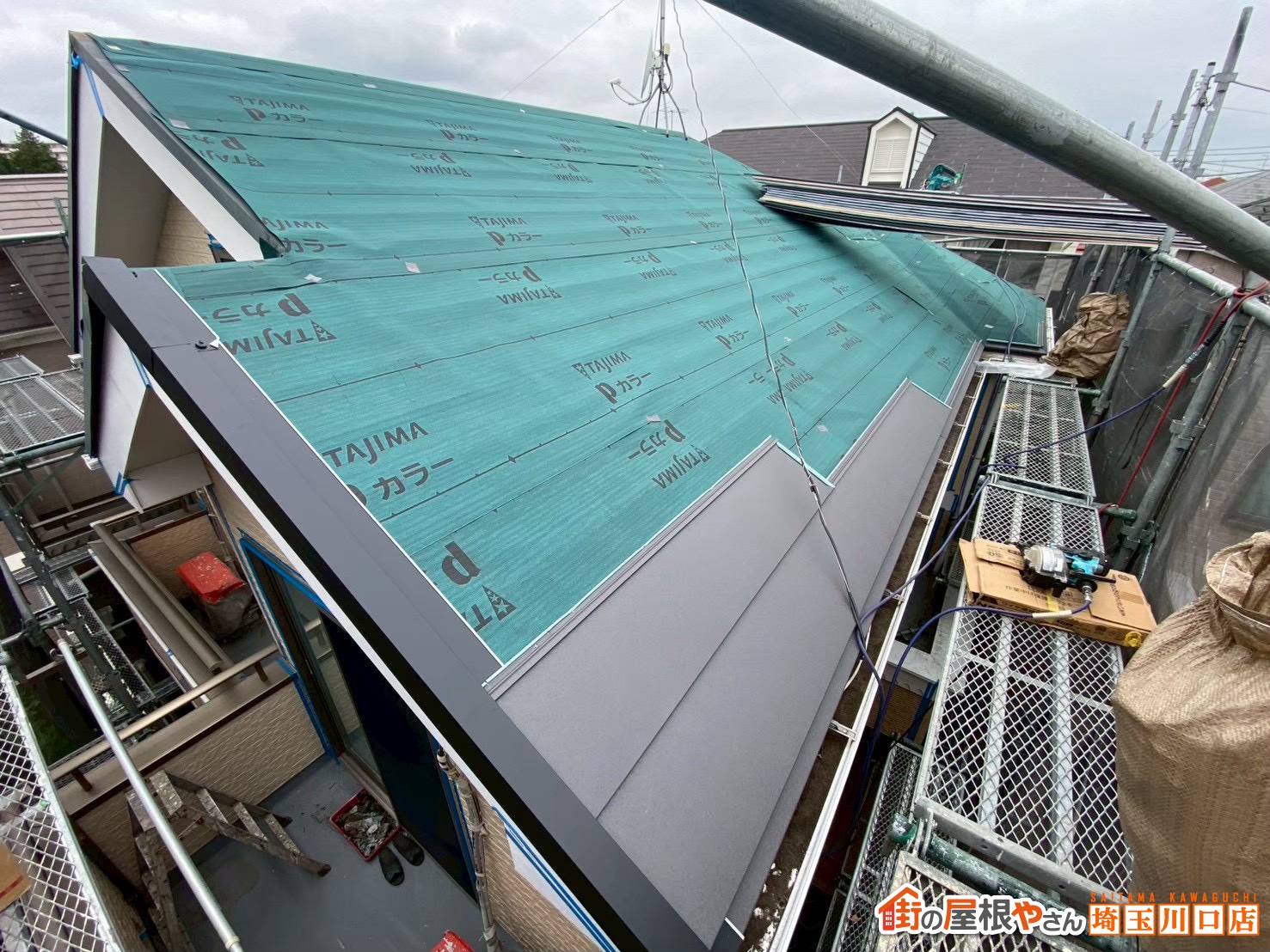 屋根材施工中　軒先から棟に