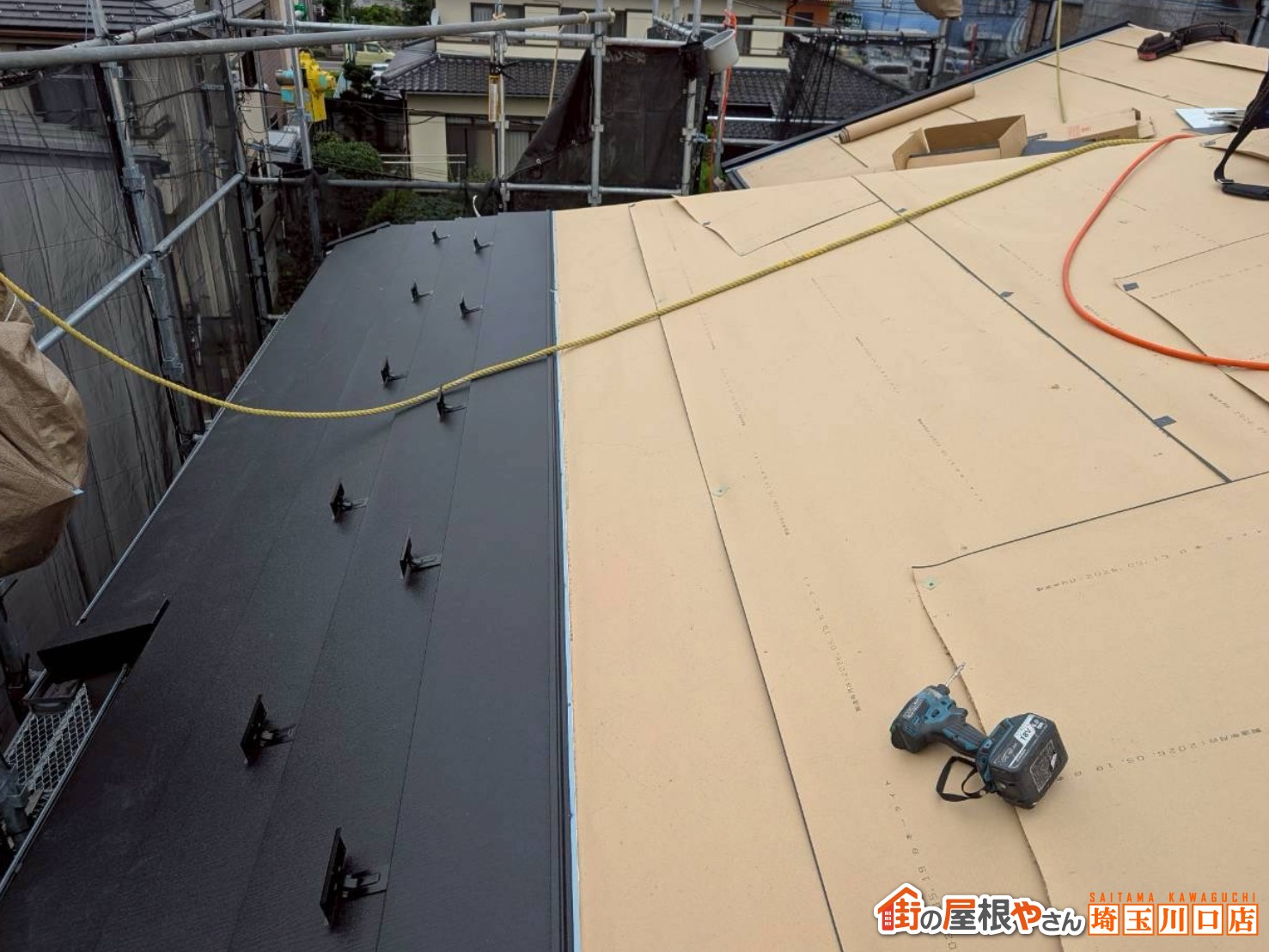 屋根材施工中