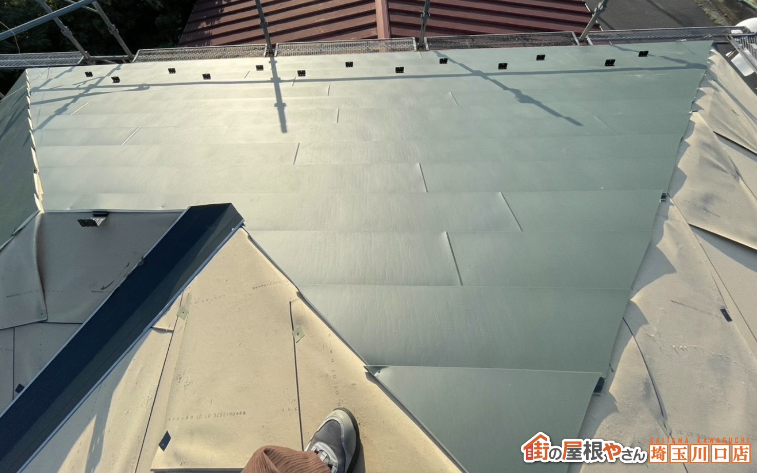 屋根材施工中