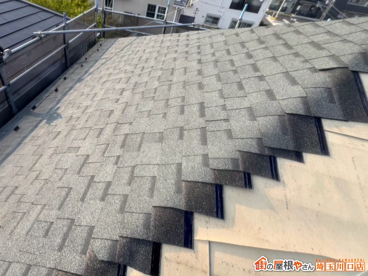 屋根材施工中
