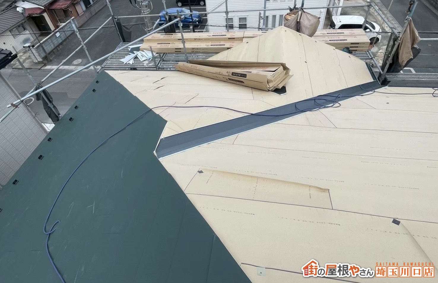 屋根材施工中