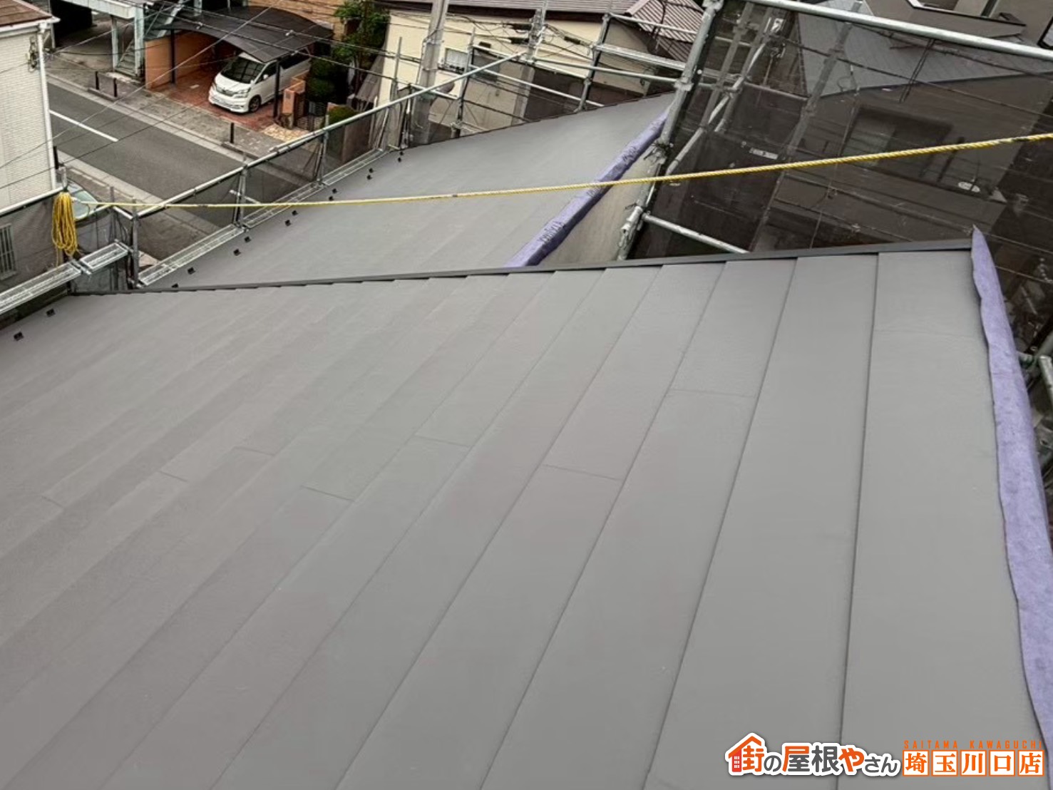 屋根材施工中