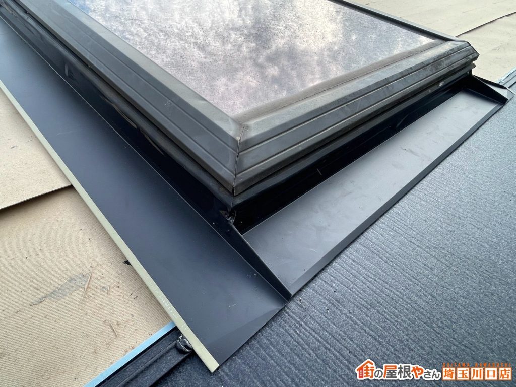 天窓下部の板金施工