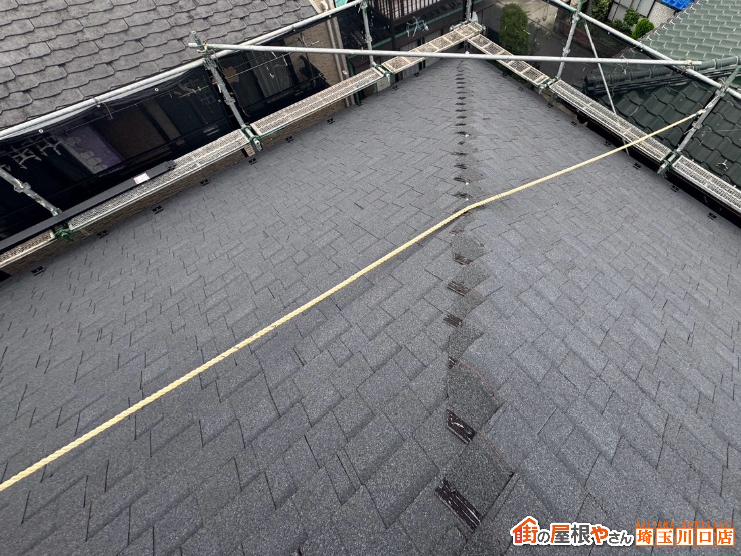 屋根材施工中