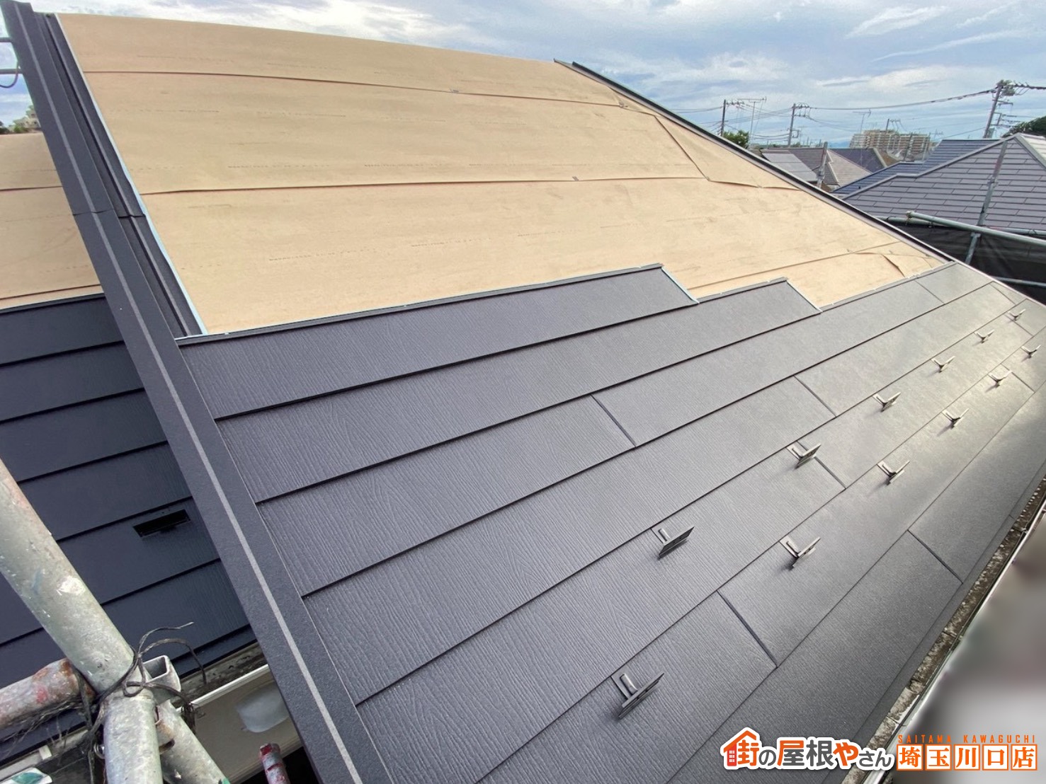 屋根材施工中