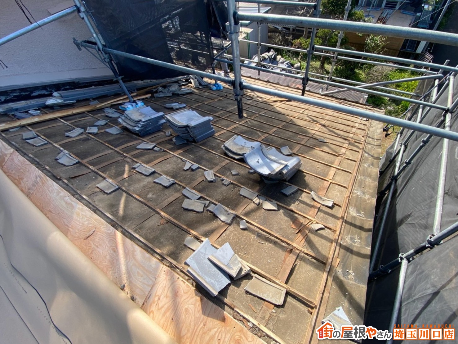 下屋根の瓦降ろし作業中