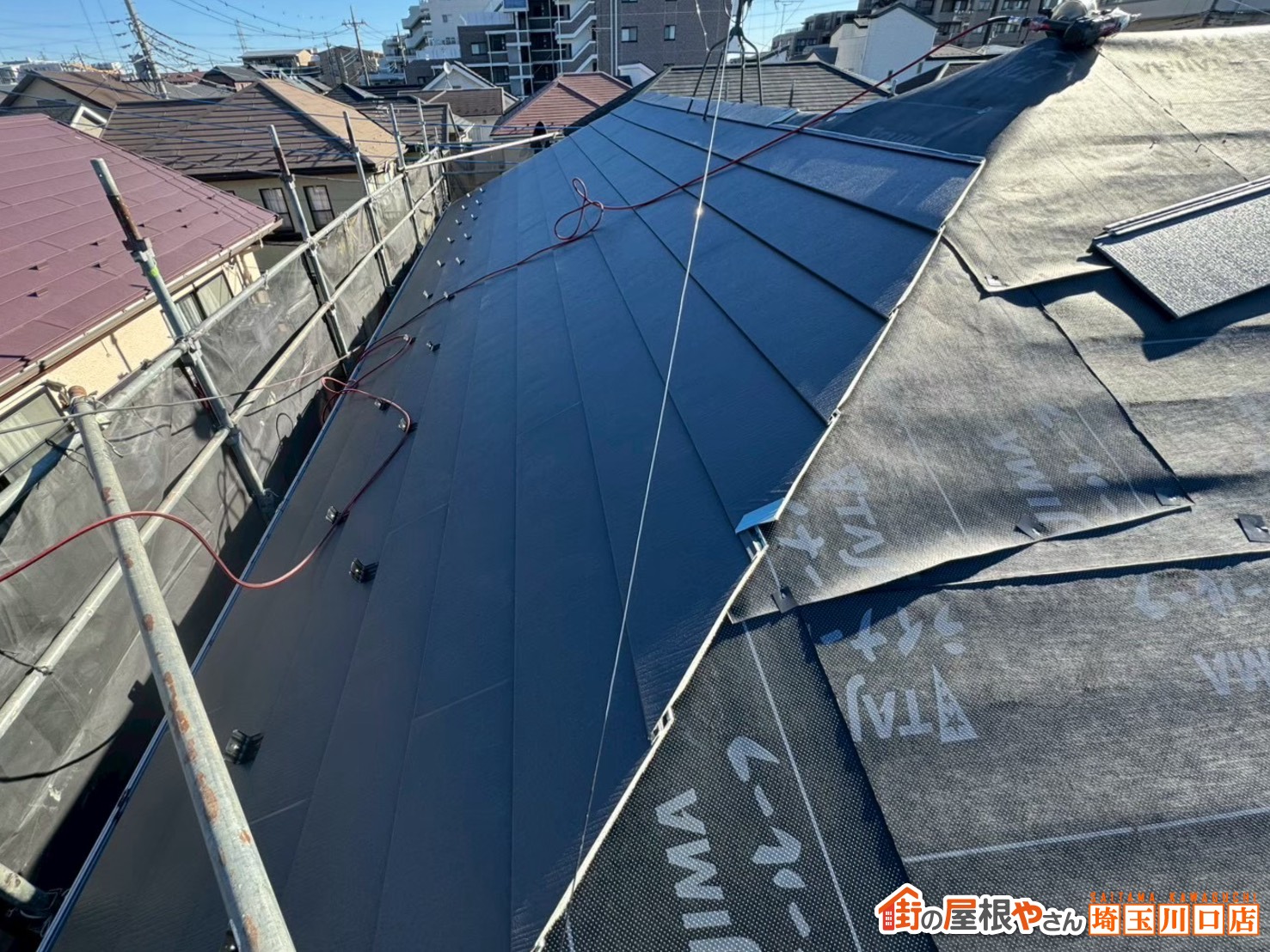 屋根材施工中