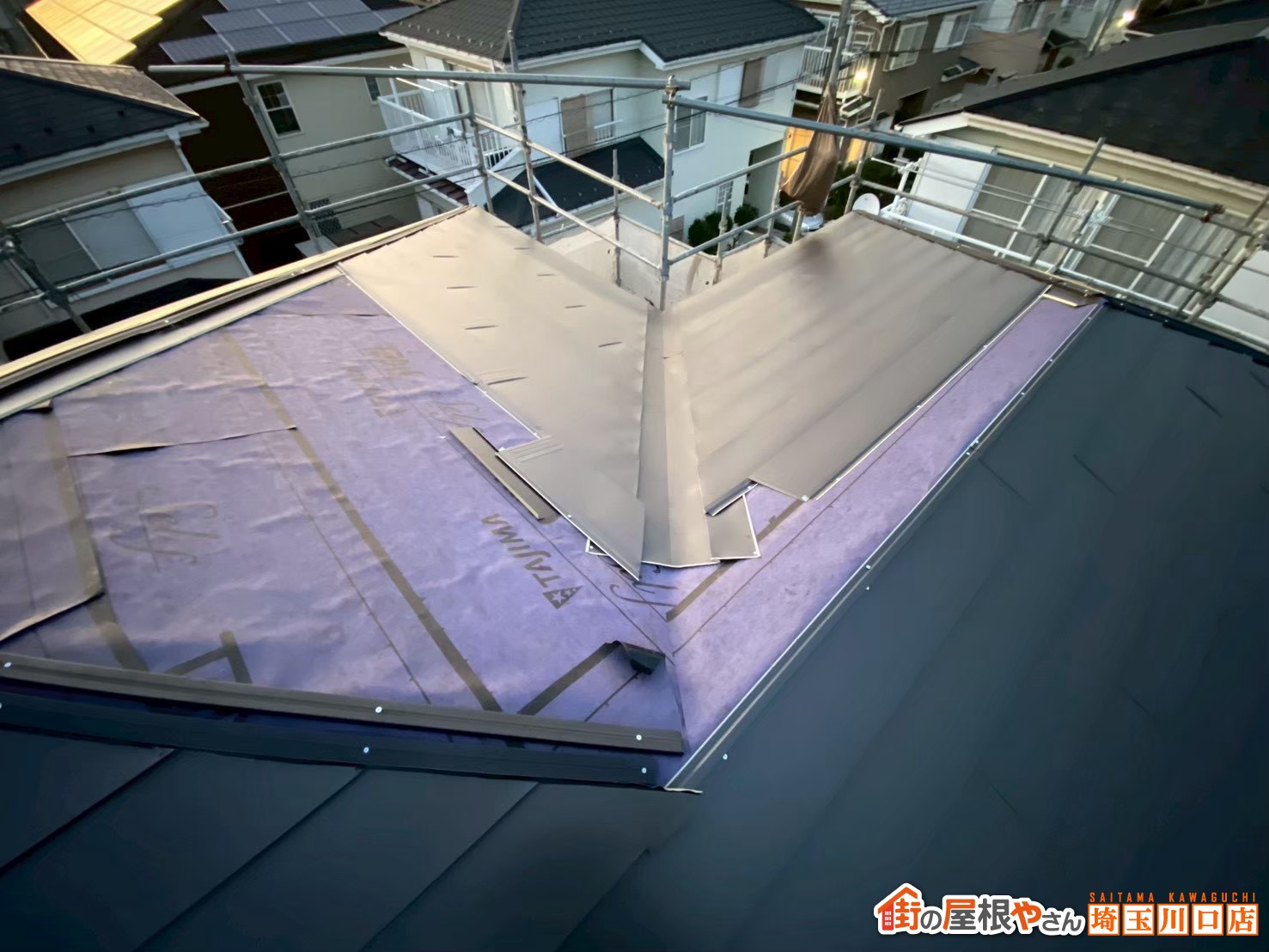 屋根材施工中