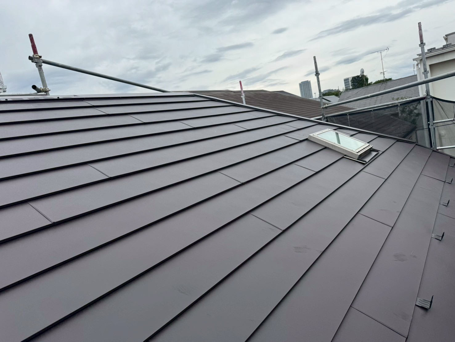 【さいたま市西区】スレート屋根を横暖ルーフでカバー工事。台風・雷雨にも備えた安心施工