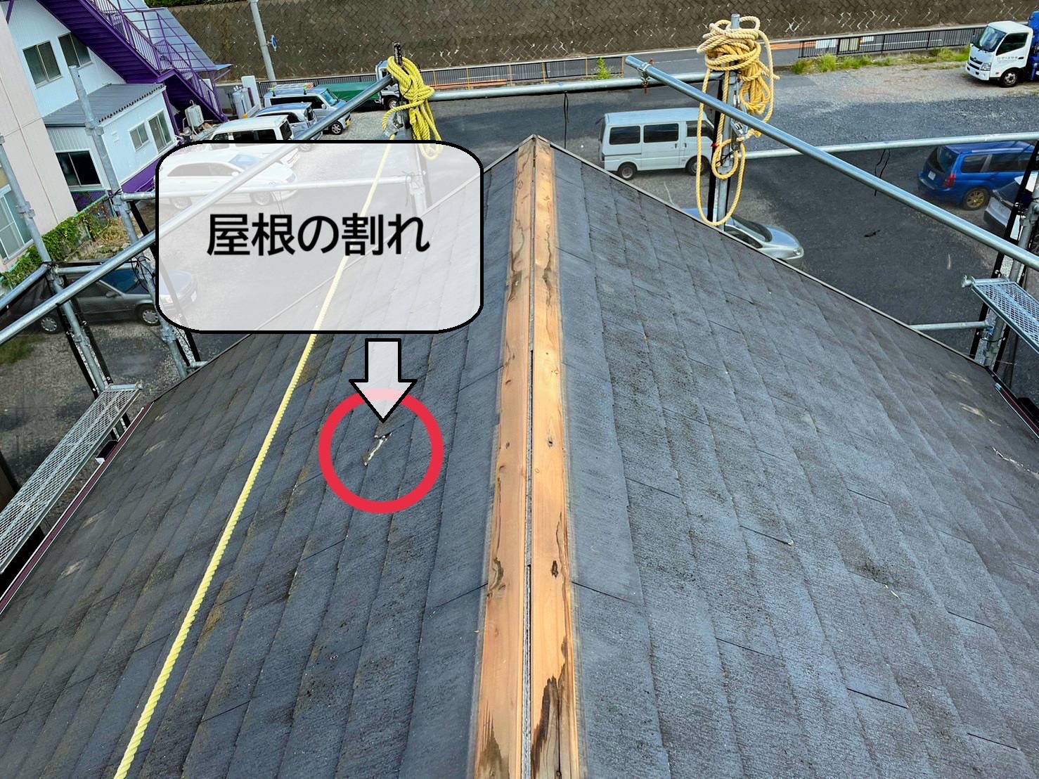 割れてしまっている屋根の放置は危険です⚠ガルテクトを使用した屋根カバー工事！